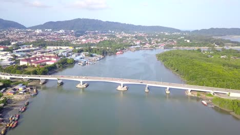 Drohnenansicht-Oder-Luftaufnahme-Der-Tanjung-Lupur-Brücke-Vom-Kuantan-Fluss