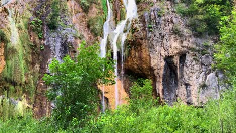 Neigen-Sie-Den-Majestätischen-Malerischen-Wasserfall-Nach-Unten,-üppiges-Laub-An-Der-Spitze,-Nationalpark-Plitvicer-Seen