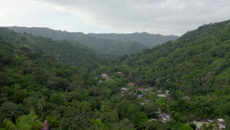 Drohnenvideo-Von-Oben-Mit-Häusern,-Die-In-Grünem-Dschungel-In-Tropischem-Klima-Gebaut-Wurden