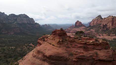 Huge-red-rocks-formations-stands-in-Sedona,-Arizona