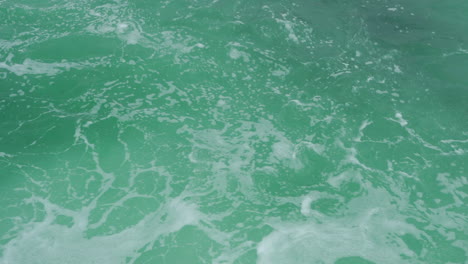 Grünes-Blaues-Wasser-Mit-Weiß-Von-Oben,-Das-Fließt