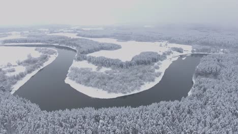 Neris-Flussbiegung-Während-Des-Verschneiten-Winters.-Antenne-Rückwärts-Fliegen