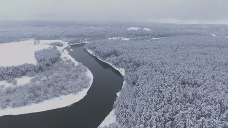 Der-Fluss-Schlängelt-Sich-Im-Winter-Durch-Einen-Verschneiten-Wald