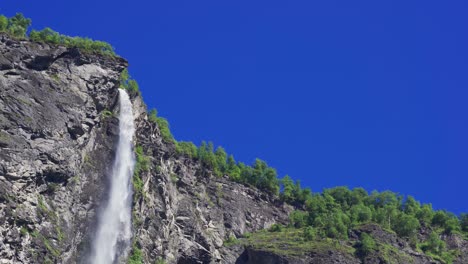 Ein-Atemberaubender-Blick-Auf-Den-Wasserfall-Im-Geirangerfjord,-Norwegen