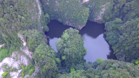 Dieses-Filmmaterial-Zeigt-Ein-Verstecktes-Juwel-Des-Spiegelsees-In-Gunungrapat-Ipoh,-Malaysia