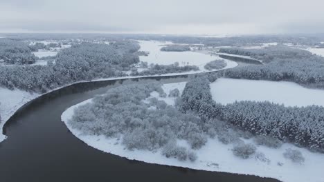 Ein-Sich-Schlängelnder-Fluss-Neris-In-Einem-Verschneiten-Winter-1