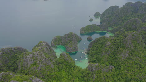 Ein-Drohnenvideo-Einer-Tropischen-Umgebung-über-Dem-Ozean-Und-Dschungel-An-Einem-Bewölkten-Tag-Auf-Den-Philippinen-Mit-Booten