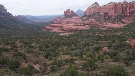 Towering-red-rocks,-mountains-and-buttes-of-Sedona,-Arizona