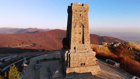 Historischer-Turm-Des-Shipka-Denkmals-Während-Der-Goldenen-Stunde-Des-Sonnenuntergangs-Auf-Dem-Shipka-Gipfel-In-Bulgarien