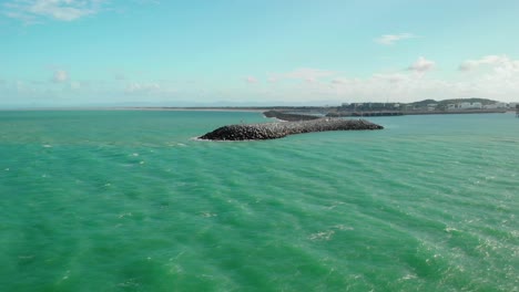 Aerial-view-towards-the-Forgan-smith-point-and-the-Mackay-Harbor,-in-Australia---approaching,-drone-shot
