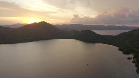 Bunter-Sonnenuntergang-Von-Einer-Drohne-über-Tropischen-Inseln-Auf-Den-Philippinen-Zur-Goldenen-Stunde-4