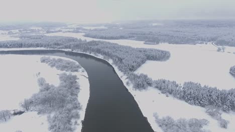 Gewundener-Fluss-Neris-Im-Verschneiten-Winter.-Luftbogen-Links