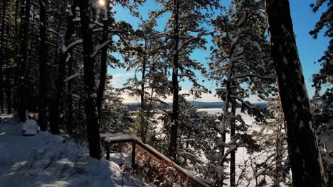 Schneebedecktes-New-Hampshire-Lake-House-Luftschwenk-Zum-Malerischen-See-Und-Zu-Den-Bergen