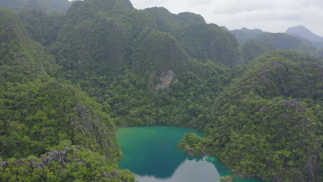 Ein-Drohnenvideo-Einer-Tropischen-Kulisse-über-Dem-Ozean-Und-Dem-Dschungel-An-Einem-Bewölkten-Tag-Auf-Den-Philippinen-1