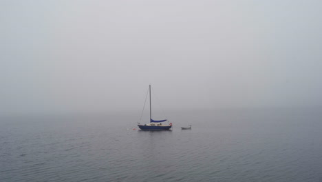 Ein-Blaues-Segelboot-Im-Nebel-Vor-Der-Küste-Kanadas