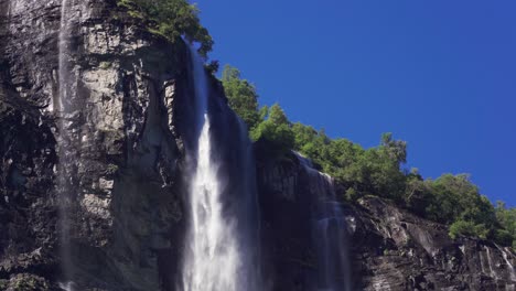 Der-Wasserfall-Der-Sven-Schwestern---Ein-Wahrzeichen-Des-Geirangerfjords,-Norwegen