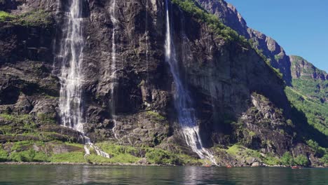 Una-Vista-Impresionante-De-Las-Cascadas-De-Las-Siete-Hermanas-En-El-Fiordo-De-Geiranger,-Noruega-1