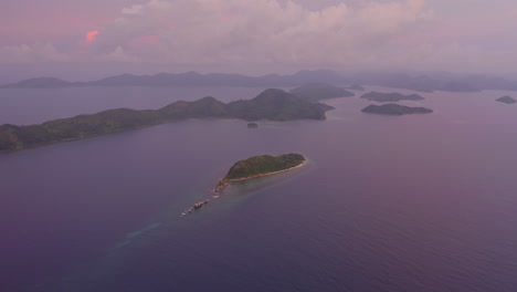 Puesta-De-Sol-Púrpura-Desde-Un-Dron-Sobre-Islas-Tropicales-En-Filipinas-A-La-Hora-Dorada
