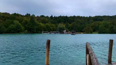 Tourist-Electric-Ecological-Boat-Time-Lapse-Floating-on-Turquoise-Waters-of-Plitvice-Lakes-National-Park,-Croatia
