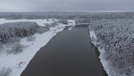 Schneebedeckter-Wald-Und-Der-Gewundene-Fluss-Im-Verschneiten-Winter