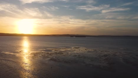 Szenische-Drohnenaufnahme-Am-Nachmittag-Sonnenuntergang-Der-Natur-über-Lake-Tuggerah-Seen-Der-Eingang-Central-Coast-NSW-Australien-3840x2160-4k