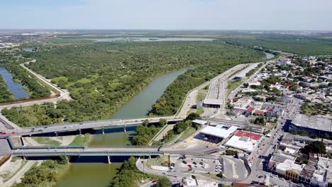 Aéreo---Puente-Internacional-Sobre-El-Río-Grande,-Frontera-Entre-Estados-Unidos-Y-México,-Plano-General