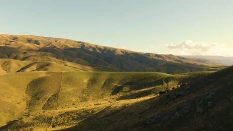 Luftbild-Des-Goldenen-Hügels-In-Wanaka,-Neuseeland
