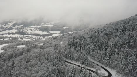 Windige-Straße-In-Den-Schneebedeckten-Französischen-Alpen