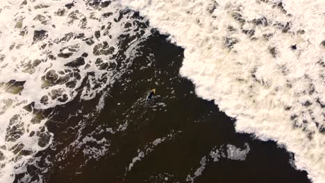 Drohnenaufnahme-Aus-Der-Vogelperspektive-Von-Surfer-Ente,-Die-Mit-Surfbrett-Unter-Braunen-Schaumsturmwasser-Ozeanwellen-Im-Birdie-Beach-Munmorah-State-Conservation-Area-Central-Coast-NSW-Australien-3840x2160-4k-Taucht