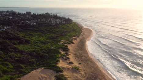 Drohnenansicht-Schwenk-über-Shelly-Beach-Ozeanwellen-Küstenlinie-NSW-Australien-3840x2160-4k