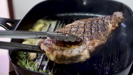 Rib-Eye-Steak-In-Heißer-Pfanne-Gebraten-4k-1