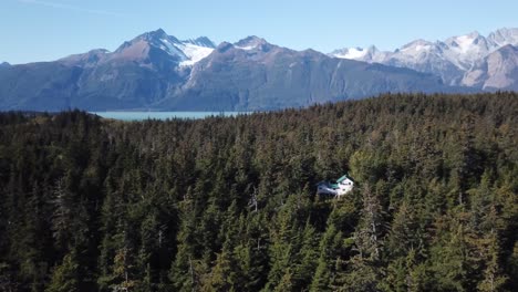Una-Casa-Aislada-En-Medio-Del-Bosque-En-Alaska