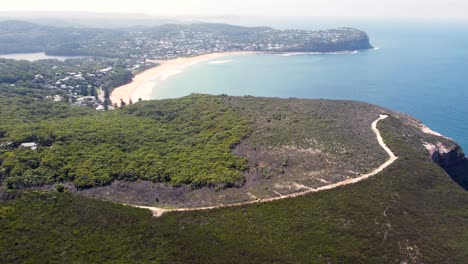 Drohnenschwenkblick-über-Macmasters-Beach-Headland-Klippenwand-Mit-Bäumen-Little-Beach-Central-Coast-NSW-Australien-3840x2160-4k