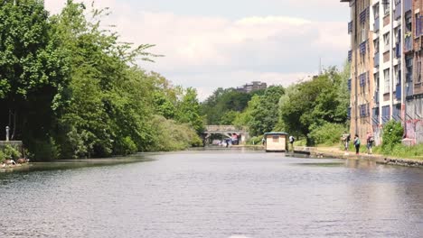 Canal-Que-Fluye-Agua-De-Río-Todavía-Filmada-En-Londres-Inglaterra-Gran-Bretaña-Reino-Unido-3840x2160-4k