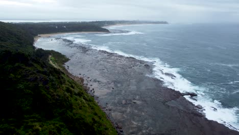 Küstenlinie-Australisch-über-Riffozean-Mit-Drohnenpfanne-NSW-Central-Coast-Sydney-3840x2160-4k