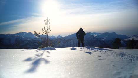 Esquiador-De-Montaña-En-Clima-Agradable-Y-Frío
