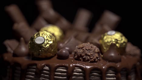 Die-Kamera-Zoomt-Nah-An-Einen-Unscharfen-Schokoladenkuchen-Heran,-Um-Die-Kuchendekoration-Oben-Zu-Enthüllen