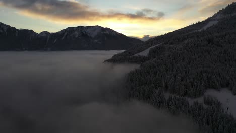 Wolkenmeer-Bei-Einem-Morgendlichen-Sonnenaufgang-In-Den-Französischen-Alpen