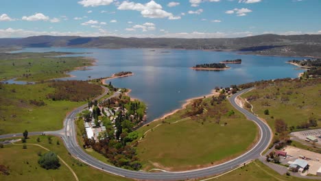 Aerial-view-of-a-resort-at-lake-Jindabyne,-in-Australia---pull-back,-drone-shot
