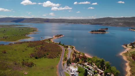 Aerial-view-over-the-Jindabyne-village-and-lake,-sunny,-summer-day,-in-Australia---reverse,-drone-shot