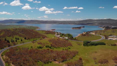 Aerial-view-of-the-coast-of-lake-Jindabyne,-in-Australia---reverse,-drone-shot