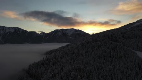 Increíble-Amanecer-En-Los-Alpes-Franceses-Con-Uno-Mismo-De-Nubes