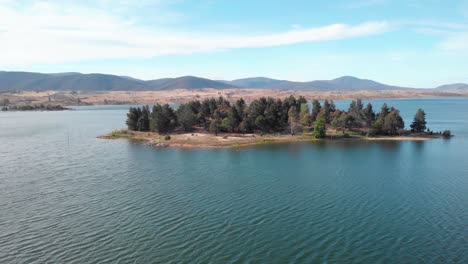 Aerial-view-of-a-island-on-lake-Jindabyne-sunny-day-in-Australia---pan-drone-shot