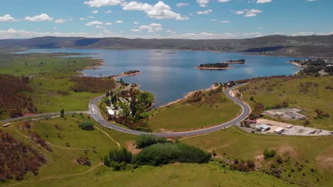 Aerial-view-of-a-resort-at-the-Jindabyne-town-and-lake,-sunny-day,-in-Australia---pull-back,-drone-shot