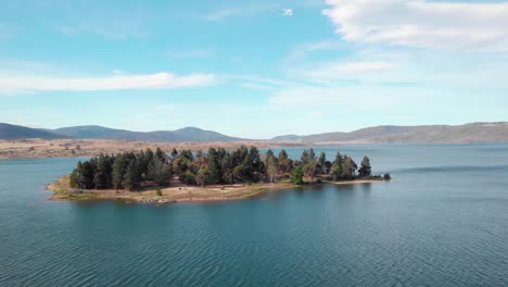 Aerial-view-towards-a-island-on-lake-Jindabyne,-in-Australia---dolly,-drone-shot