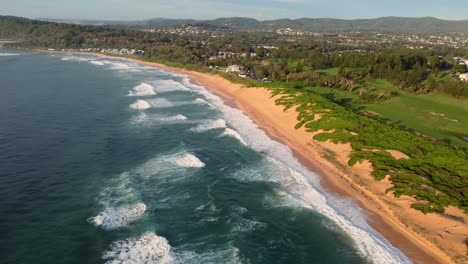 Meerblick-Mit-Drohnenschwenk-über-Shelly-Beach-Ozeanbrandungswellen-An-Der-Zentralen-Küste-Von-NSW,-Australien-3840x2160-4k