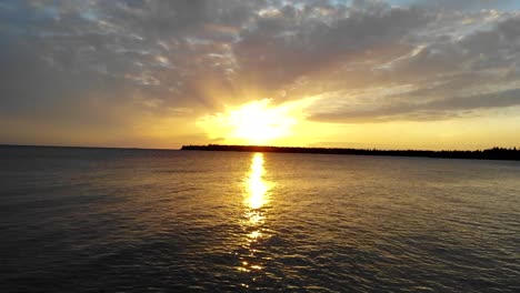 Sonnenuntergang,-Der-Durch-Die-Wolken-über-Dem-Ozean-Und-Den-Inseln-Bricht