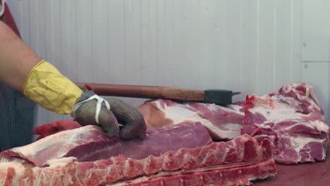 Carnicero-Separa-La-Carne-De-La-Columna-Vertebral-Con-Un-Cuchillo-Afilado
