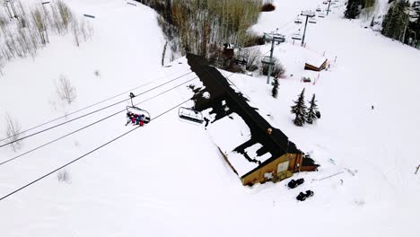 Aerial-drone-shot-of-chairlift-in-Aspen,-Colorado