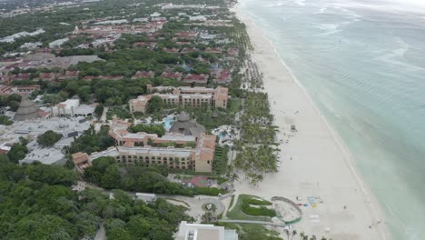 Playa-del-Carmen-coastal-resort-town-in-Mexico,-Yucatán-Peninsula's-Riviera-Maya-strip-of-Caribbean-shoreline